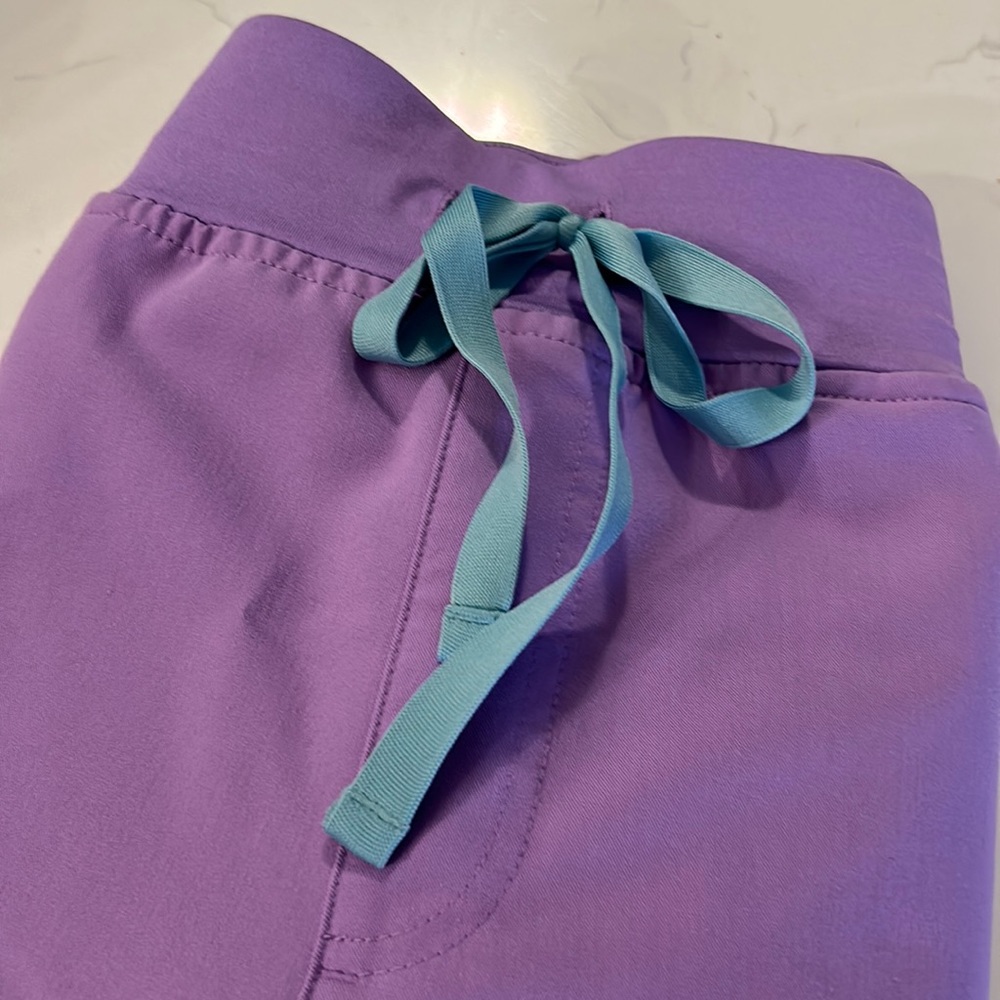 Zamora joggers size large, Catarina 1 pocket scrub top size large